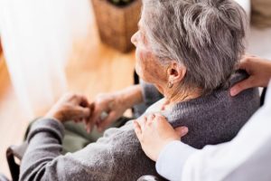 Caregiver, cresce l’attenzione per chi si prende cura dei propri cari